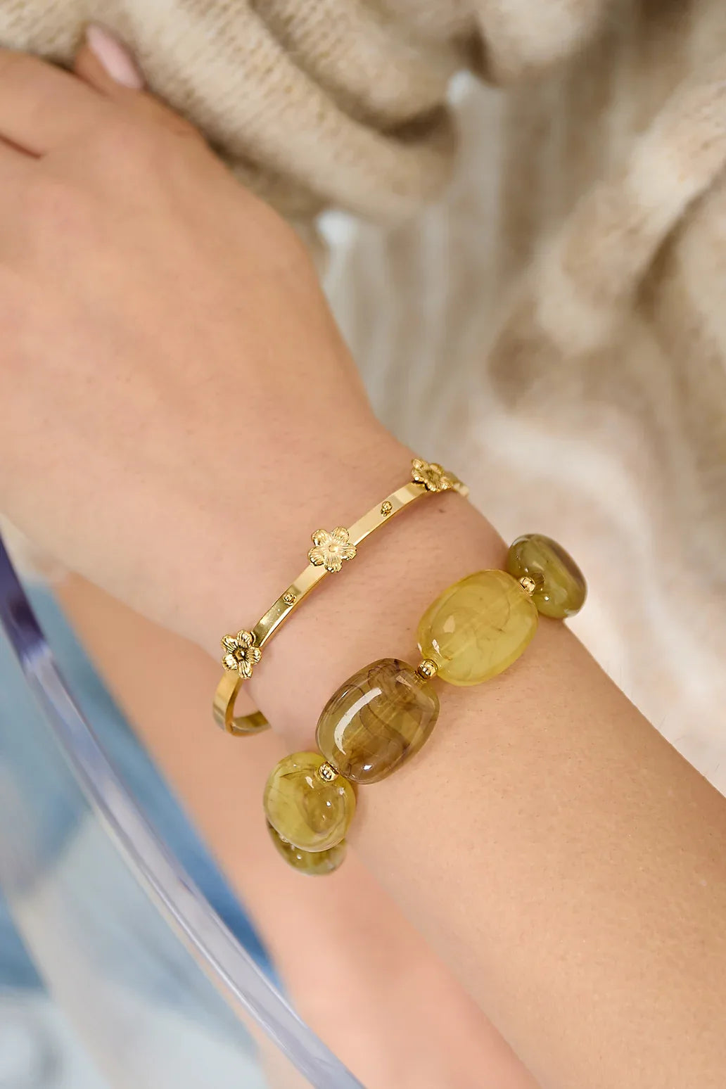 Bangle with floral details