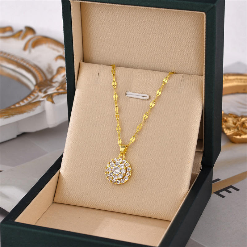 Elegant Pendant Necklace with Sparkling Stones